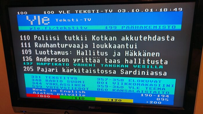 TV-skärm som visar YLE:s text-TV-meny med nyhetsrubriker och sidnummer, bl.a. om polisärenden och radiokanaler.