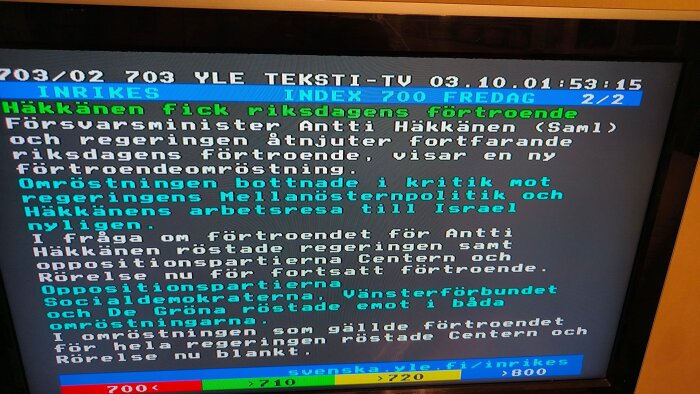 TV-skärm visar finsk text-TV med nyheterna, inklusive förtroenderöstning för försvarsminister Antti Häkkänen, datum 3 oktober kl. 01:53.