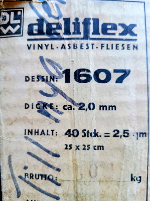 Etikett med texten "Deliflex Vinyl-Asbest-Fliesen," som anger kakeldesign 1607, tjocklek 2 mm, och innehåll 40 kakel, 25x25 cm.