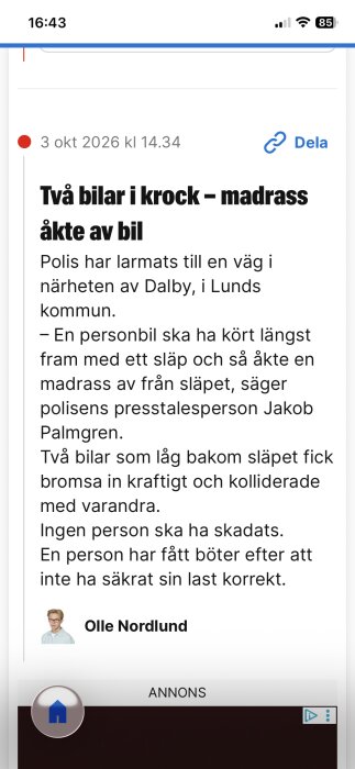 Text om trafikolycka där två bilar krockat efter att en madrass fallit av ett släp.