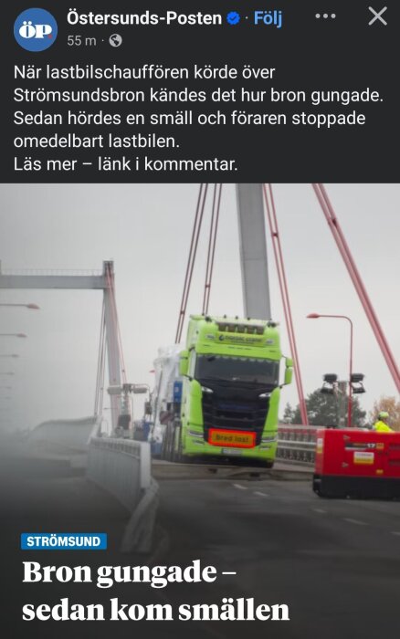 Stor grön lastbil med bredlast-skylt kör över Strömsundsbron, med kranstrukturer och säkerhetspersonal synliga i bakgrunden.