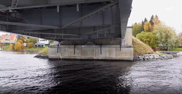 Brofäste med underdel av bro och vatten nedanför, brospannet verkar ha förflyttats i sidled.