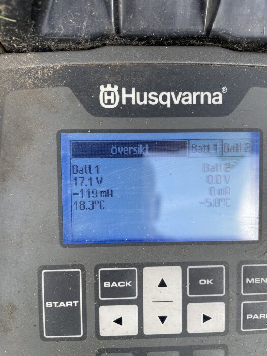Display på en Husqvarna-robotgräsklippare som visar batteristatus med negativa strömnivåer.