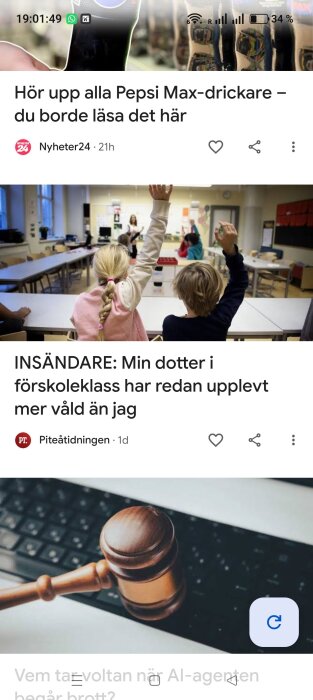 Skärmbild av ett flöde med tre nyhetsartiklar, inklusive en om Pepsi Max, en insändare om våld i förskoleklass och en bild på en domarklubba på ett tangentbord.