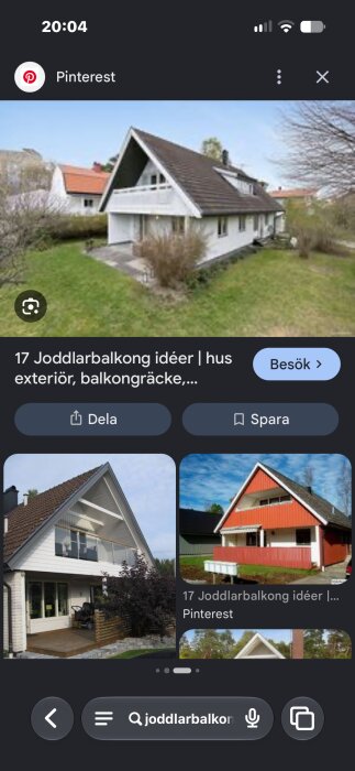 Vit enplansvilla med A-formad vindsgavel och balkong under tak. Grön gräsmatta omger huset.