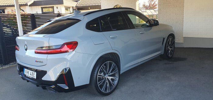 Vit BMW SUV under carport, nyförseglad med keramisk lack.
