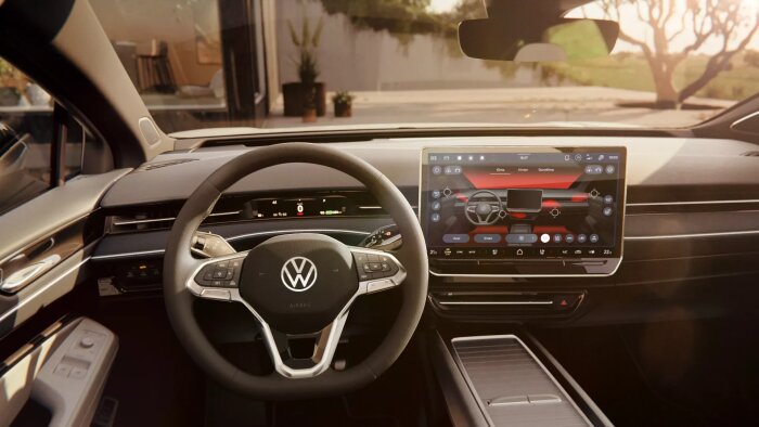 Ratt och digital instrumentbräda i en Volkswagen med en pekskärm för kontroller.