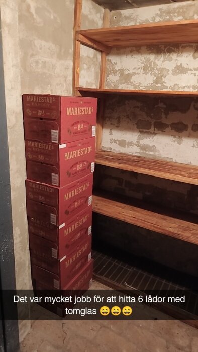 Hylla i litet förråd med sex staplade lådor Mariestads öl, text: "Det var mycket jobb för att hitta 6 lådor med tomglas