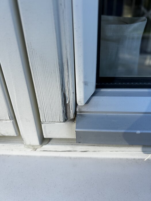 Fönsterram med flagande färg på södersida av huset, inköpt 2011, behöver målas om inför vintern.
