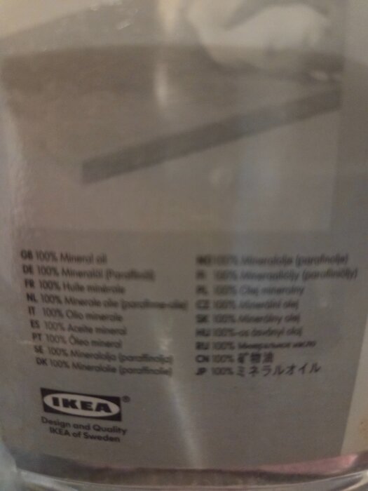 Flaska med text "100% Mineral oil (paraffinic)" från Ikea.