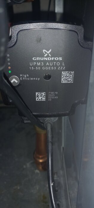 Circulationspump av märket Grundfos UPM3 Auto L 15-50 med svart hölje och synliga QR-koder.