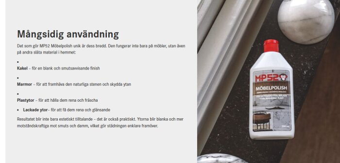 Flaska med MP52 Möbelpolish för lackade, målade ytor och plast, på ett mörkt bord med text om polermedelns mångsidiga användning.