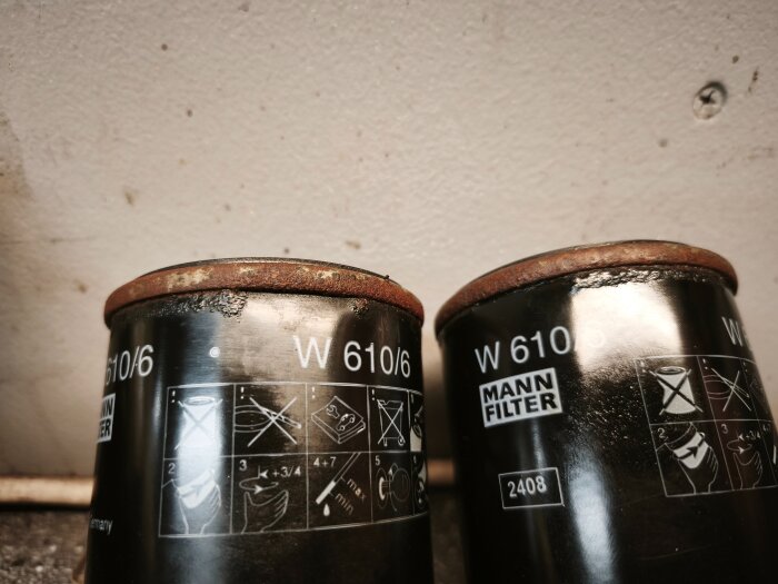 Två rostiga oljefilter av märket Mann Filter W 610/6.