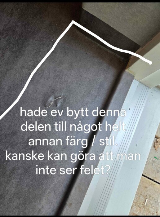 Skadad grå matta i hörn med markerad linje och överlagt text om färgbyte för att dölja skadan.