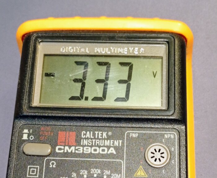 Multimeter visar 3,33 volt, Caltek CM3900A.