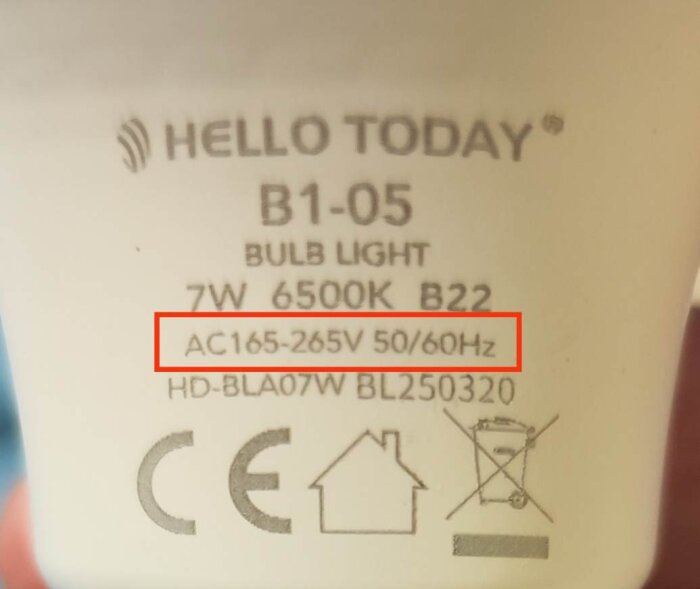 Närbild av en LED-lampa märkt "AC165-265V 50/60Hz", 7W, 6500K, B22, med produktmodell "B1-05".