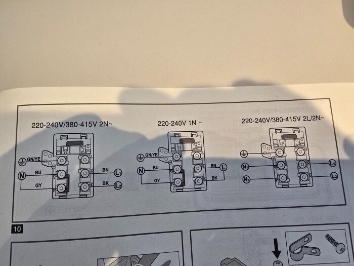 Inkopplingsschema för Siemens IQ100 induktionshäll med tre olika spänningsalternativ och kabelanslutningar, visas på ett papper.