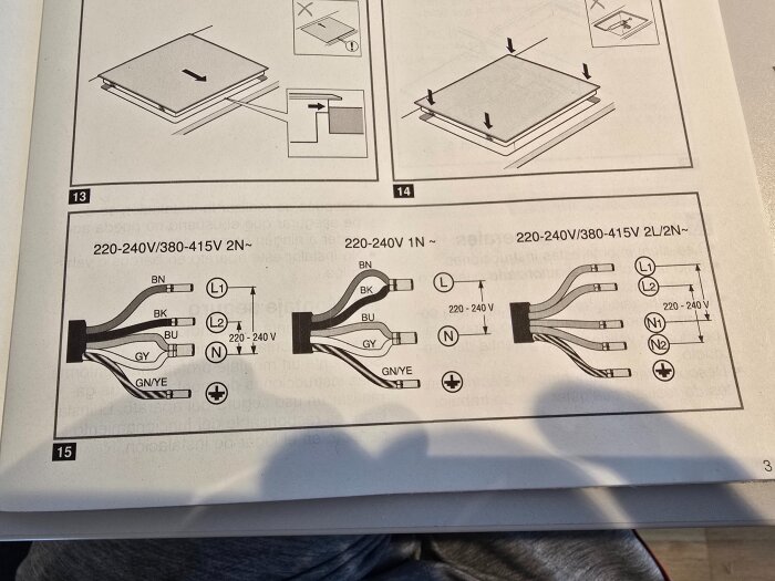 Inkopplingsschema för Siemens IQ100 induktionshäll, visar koppling av kablar för 220-240V/380-415V. Olika ledningar och deras spänningar anges.