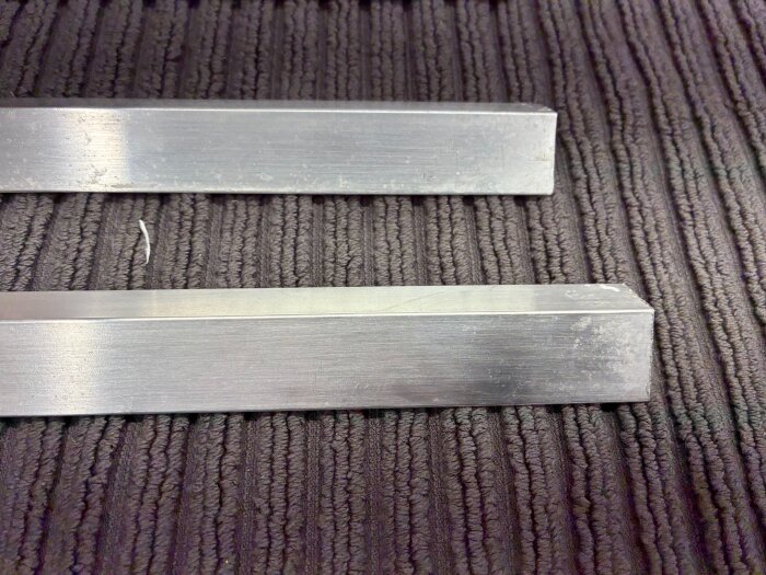 Aluminiumlister med vita prickar, del av renovering av SP fönster från 1990-talet, bilder visar problemet med oborttagbara fläckar.