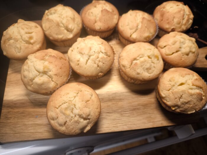 Hemlagade majsmuffins på en skärbräda, inspirerade av Kenny Rogers Roasters recept.