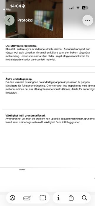 Inomhusvy av källare med träpanel och glasblocksfönster, text om ventilation och materialfuktighet i källarmiljö.
