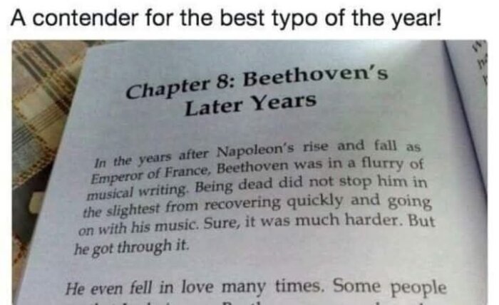 En boköppning med text om Beethoven, där ett tryckfel påstår att han fortsatte komponera efter att ha avlidit. Text som föreslår det som årets bästa tryckfel.