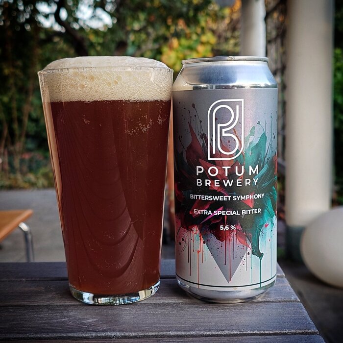 Glas och burk med öl från Potum Brewery, etikett med texten "Bittersweet Symphony Extra Special Bitter 5,6%".