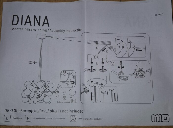 Instruktionsblad för montering av Diana-lampa från Mio med stegvisa illustrationer och delar, noterar att stickpropp inte ingår.