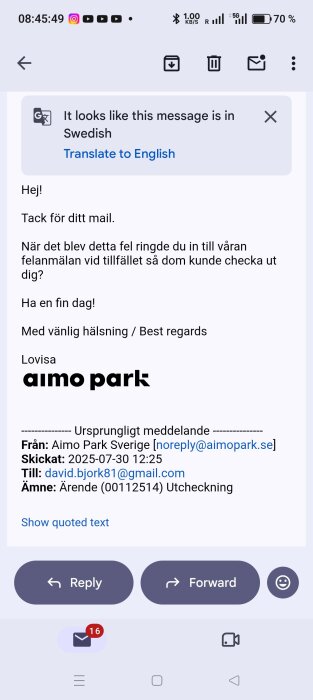 Ett mejlsvar från Aimo Park om en felanmälan, med fråga om kunden ringt för att kunna checka ut, signerat av en medarbetare.