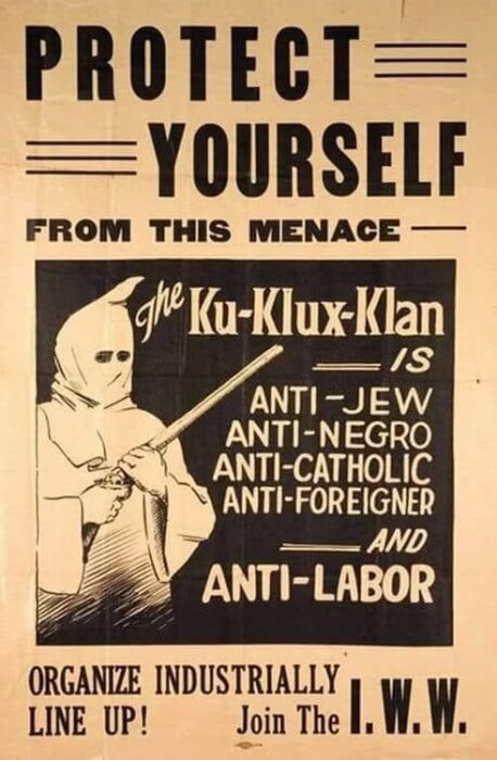 Propagandaaffisch med text mot Ku Klux Klan, uppmanar till organisering med I.W.W. och beskriver klanen som anti-judisk, anti-negro, anti-katolsk, anti-främling och anti-arbete.