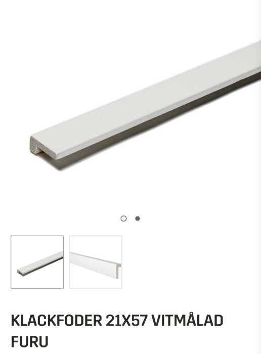 Vitmålat klackfoder 21x57 mm i furu som visas i tre perspektiv.
