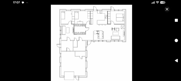 Planlösning av ett hus med garage, kök, vardagsrum, matplats och sovrum. Designen är lik en tidigare föreslagen planlösning.