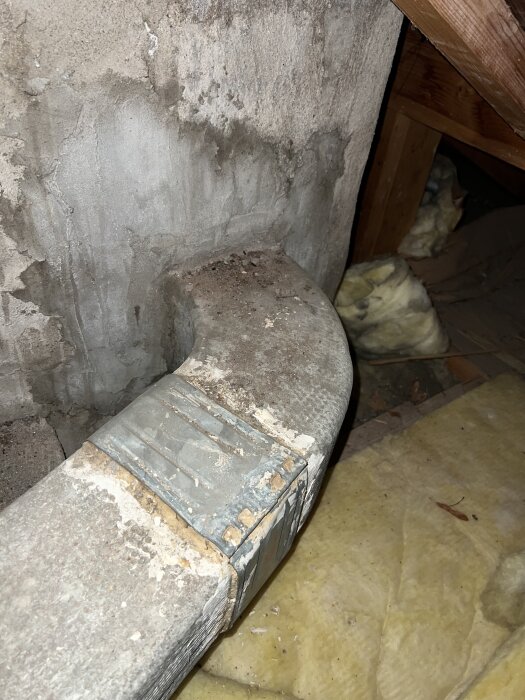 Asbeströr på vinden, syns gå från köksfläkten till murstocken. Fågelbo blockerar röret, oro för asbestdamm vid borttagning.