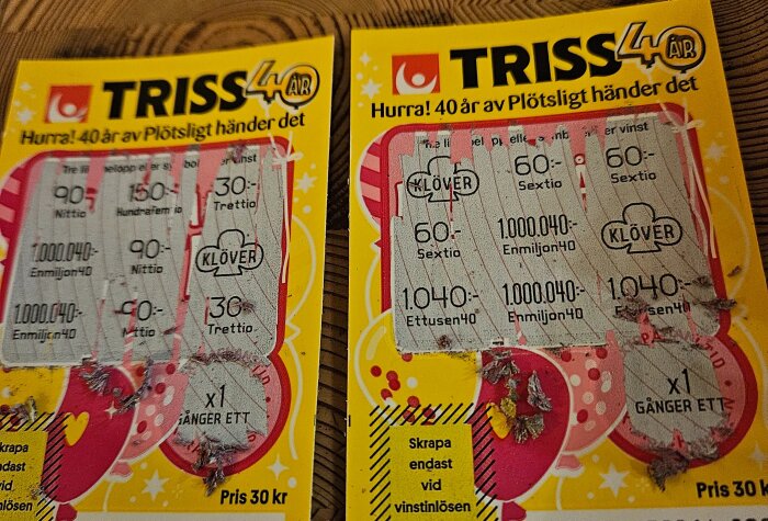 Två Trisslotter med vinster, varav en med 90 kr i vinst och klöver-symboler synliga.