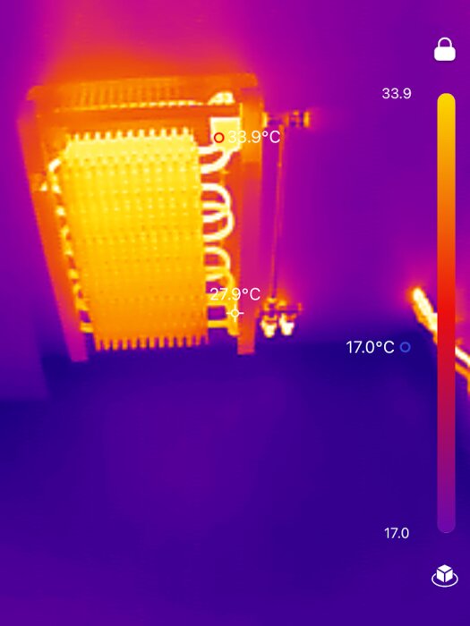 Termisk bild av en radiator med temperaturskalan markerad från 17°C till 33.9°C, vilket visar värmespridningen i gula och röda toner.