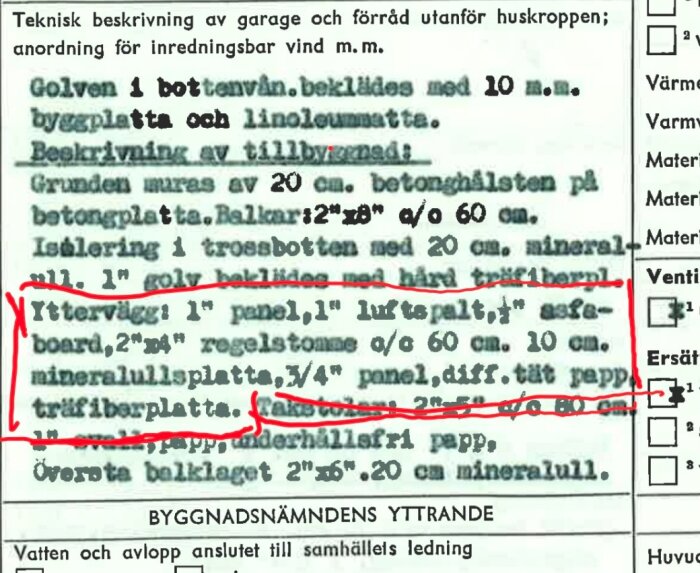 Teknisk beskrivning av garagevägg med strukturellt lager av panel, luftrum, asfaltboard, reglar, mineralullsisolering och träfiberplatta, markerad i rött.