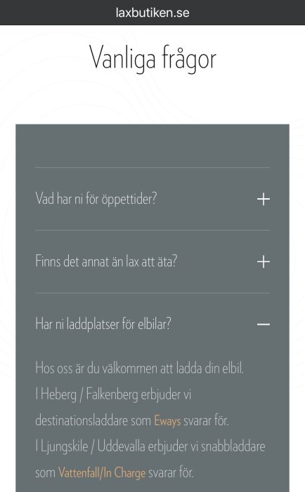 FAQ-sektion på Laxbutiken.se visar info om öppettider, matalternativ och laddplatser för elbilar i olika städer.