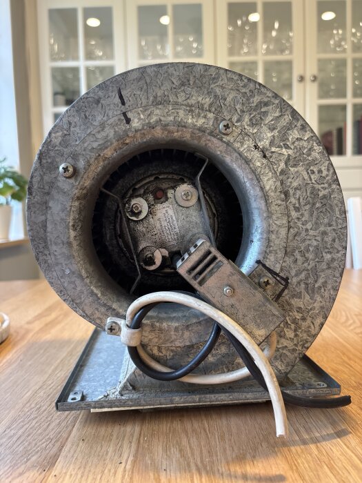 Metallfläkt med kablar på ett bord, del av uttagen komponent från Bahco ACJ-aggregat.