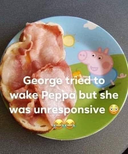 Tallrik med en karaktär från Peppa Pig, täckt av bacon och texten "George tried to wake Peppa but she was unresponsive" följt av emojis.