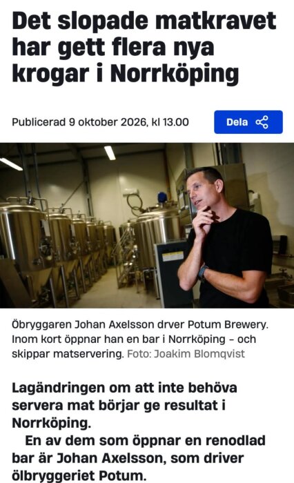 Ölbryggare i svart tröja står i ett bryggeri med stora metalltankar i bakgrunden. Text ovan om slopat matkrav och nya krogar i Norrköping.