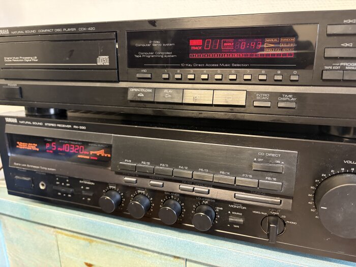 Två Yamaha ljudenheter, en CD-spelare CDX-420 och en stereoreceiver RAX-330, staplade på varandra med digitala displayer synliga.