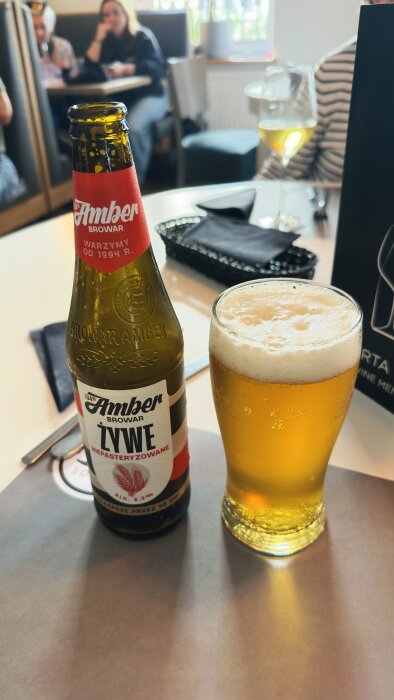 Flaska och glas med öl från Amber Browar, etiketten lyder "Żywe".