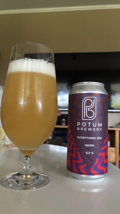 Ett glas med grumlig öl bredvid en burk märkt "Potum Brewery Everything Zen NEIPA 6,5%".