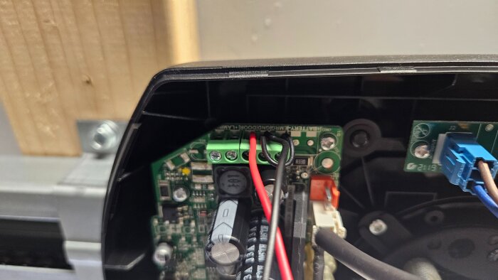 Elektronisk kopplingsplint med kablar anslutna till SONOFF MINI-D, märkt med "door" och "GND", i ett tekniskt installationssammanhang.