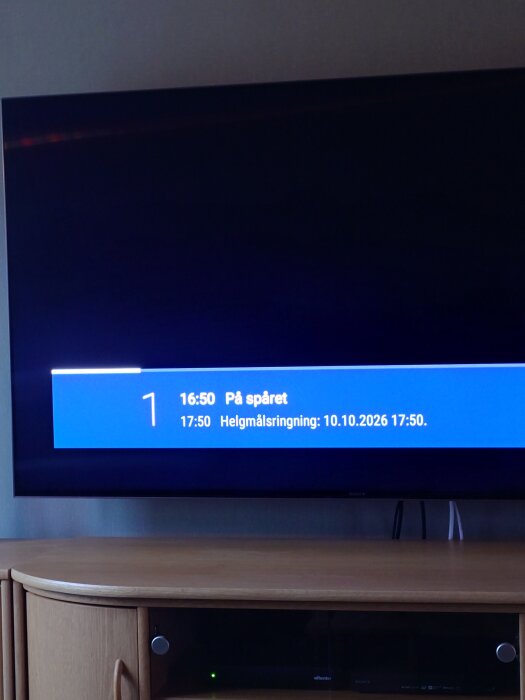TV med Allentebox visar en blå informationsbanner med programmet "På spåret" och sändningstid, men ingen bild syns.