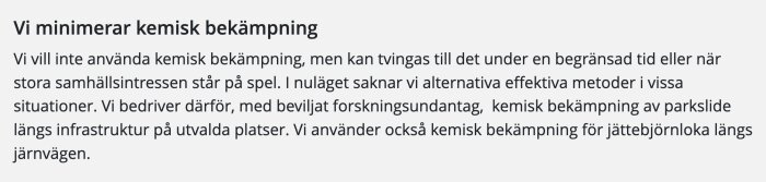 Skylt med information om Trafikverkets användning av kemisk bekämpning av parkslide och jättebjörnloka längs järnvägen.