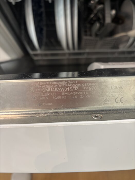 Etikett på en Bosch SMU46AW01S diskmaskin med serienummer och tekniska specifikationer.