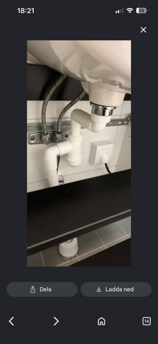Avloppsrör under handfat som läcker, frågeställning om åtgärd med packningstejp vid svart packning för droppande rör.
