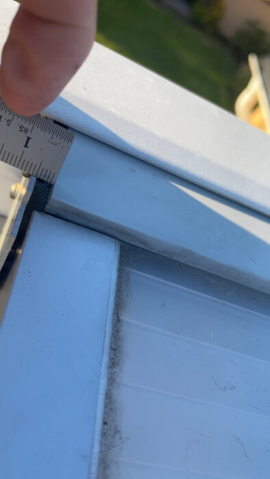 Mätning av aluminiumhål på kanalplasttak från Skånska Byggvaror för fixering av täckbitar.