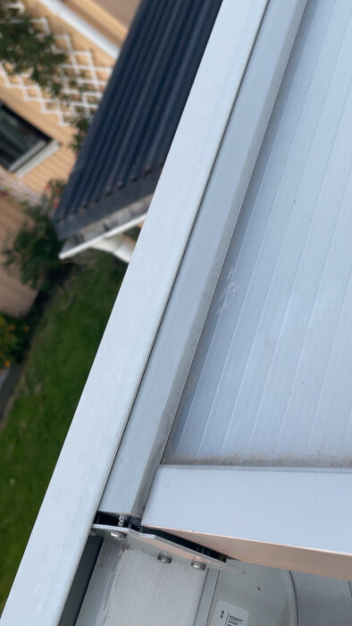 Närbild av kanalplasttak med täckbit; skruvar fäster ej korrekt i aluminiumhål.